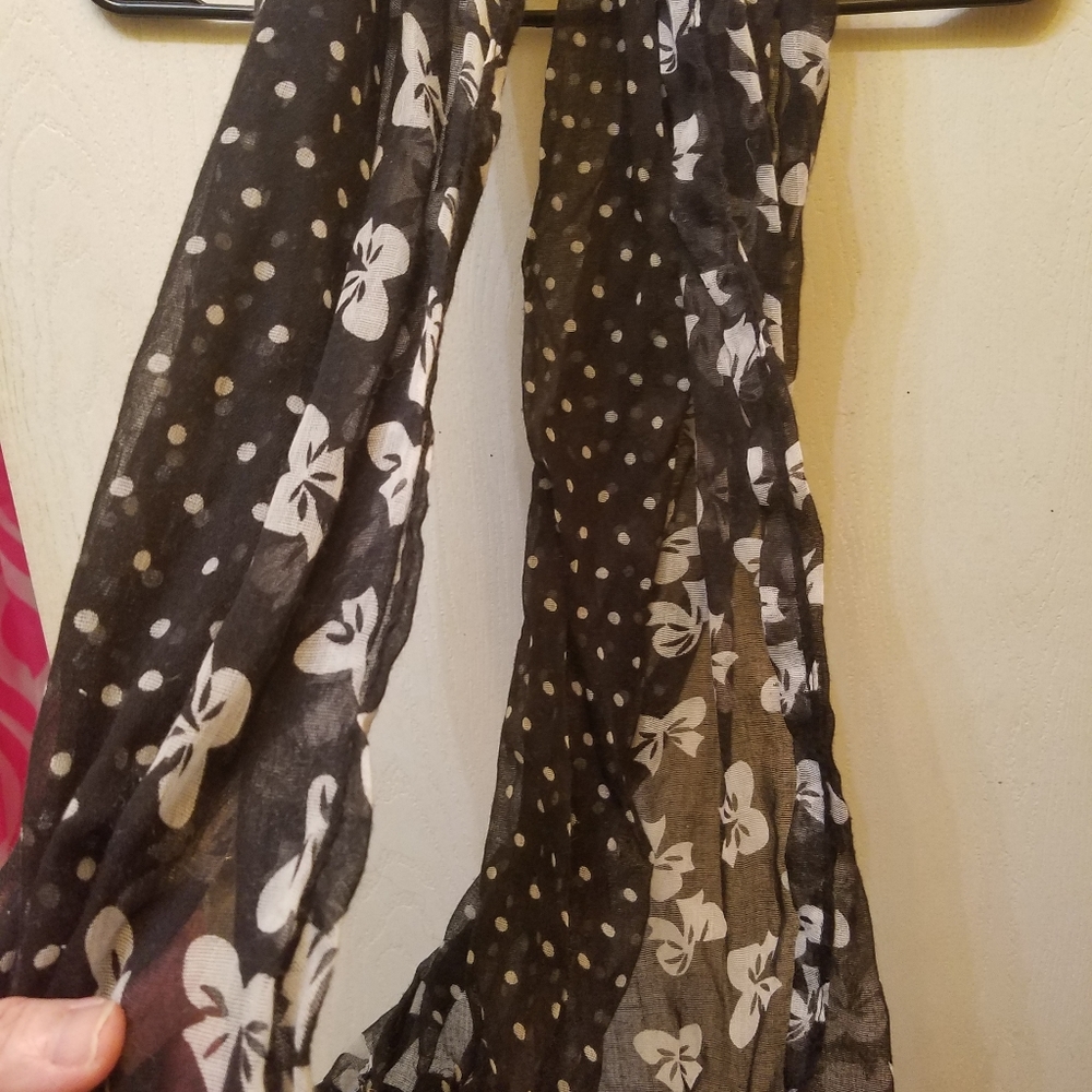 Black and white infinity scarf 
Please go to my pa